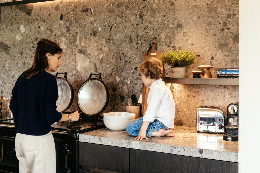 Stephanie in de keuken van haar droomhuis