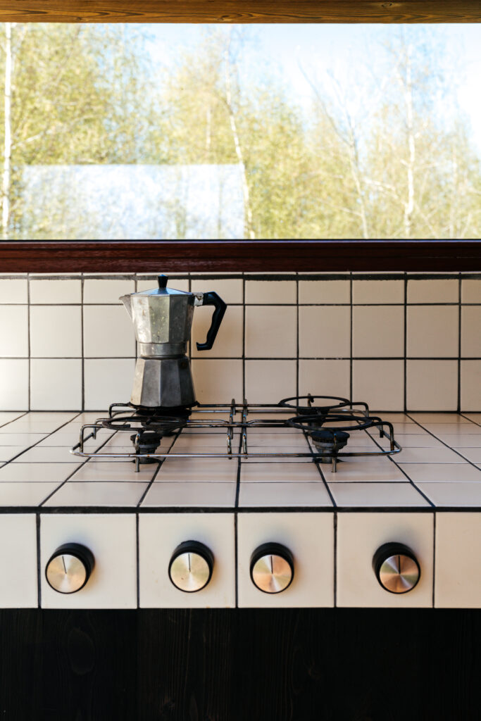 de tegels in de keuken van het tiny house