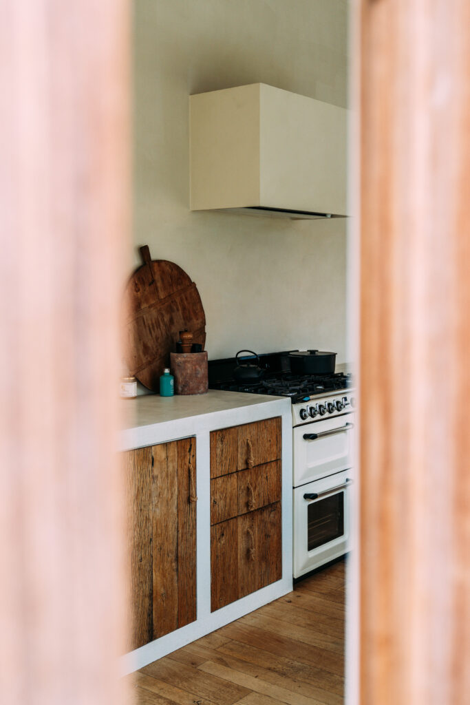 mortex en hout een warme combinatie in komodi stijl