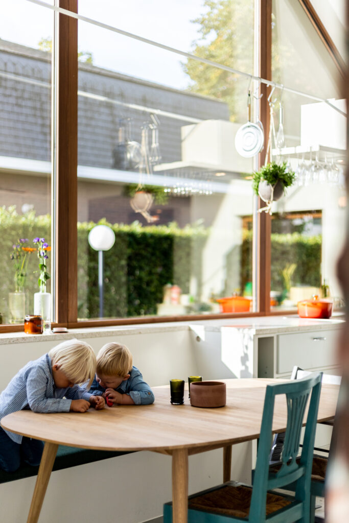 de kinderen in de keuken