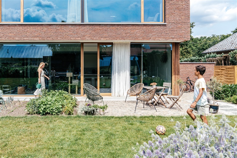 lichtrijke nieuwbouwwoning met grote afrormosia ramen