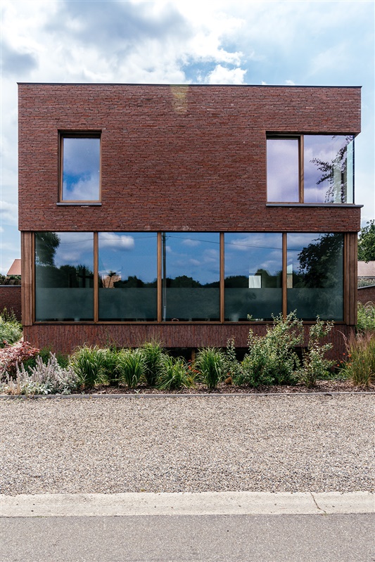 lichtrijke nieuwbouwwoning met afrormosia ramen