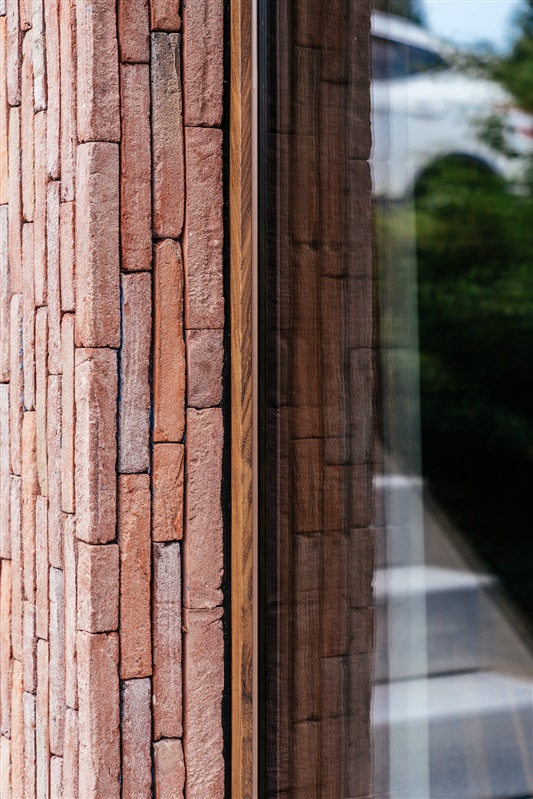 natuurlijke materialen in de lichtrijke nieuwbouwwoning