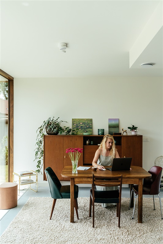 lichtrijke nieuwbouwwoning hanne aan het werk