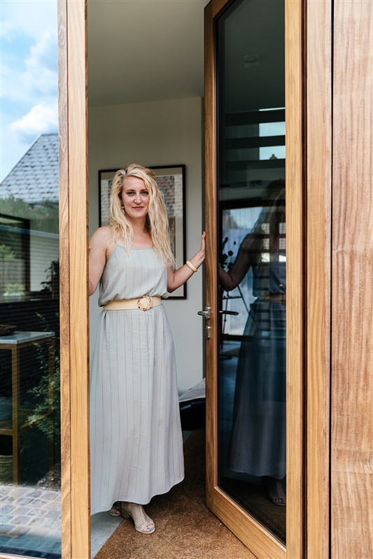 lichtrijke nieuwbouwwoning hanne aan haar deur